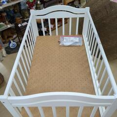 ベビーベッド ホワイト キャスター付で移動ラクラク  赤ちゃんに安心な寝床 新生児～にぴったり【こちらは店舗です。浜村鹿野温泉ICから3分 買取本舗 宮本リサイクル 営業時間9～19時 定休日水曜のみ←連絡できませんm(_ _)m】の画像