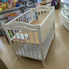 ベビーベッド ホワイト キャスター付で移動ラクラク  赤ちゃんに安心な寝床 新生児～にぴったり【こちらは店舗です。浜村鹿野温泉ICから3分 買取本舗 宮本リサイクル 営業時間9～19時 定休日水曜のみ←連絡できませんm(_ _)m】の画像