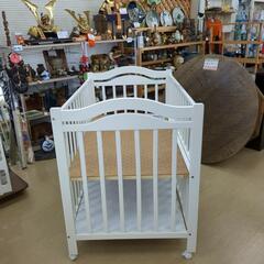 ベビーベッド ホワイト キャスター付で移動ラクラク  赤ちゃんに安心な寝床 新生児～にぴったり【こちらは店舗です。浜村鹿野温泉ICから3分 買取本舗 宮本リサイクル 営業時間9～19時 定休日水曜のみ←連絡できませんm(_ _)m】の画像