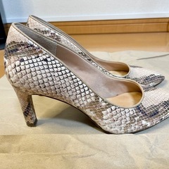 【ROCKPORT パンプス 7.5cmヒール／バニラメタリックスネーク】の画像