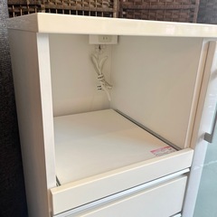 【武蔵小山店】 レンジボード キッチン収納 家電収納 食器棚 スリムボード フロストガラス 白 ホワイト コンパクト収納 キッチンラック 電子レンジ台 炊飯器ラック 引き出し収納 キッチンワゴン 一人暮らし キッチンキャビネットの画像