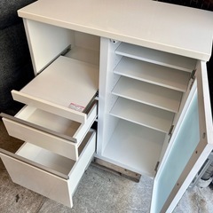 【武蔵小山店】 レンジボード キッチン収納 家電収納 食器棚 スリムボード フロストガラス 白 ホワイト コンパクト収納 キッチンラック 電子レンジ台 炊飯器ラック 引き出し収納 キッチンワゴン 一人暮らし キッチンキャビネットの画像