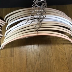 滑らない　跡もつかないブランドハンガー  一本100円　円の画像