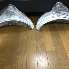 滑らない　跡もつかないブランドハンガー  一本100円　円の画像