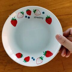 カップ🍓×3&お皿×1　今月末までのお取引です、早い者勝ちの画像
