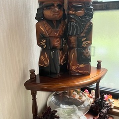 骨董品と棚の画像