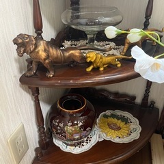骨董品と棚の画像