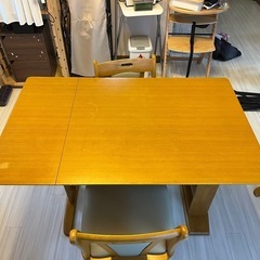 ダイニングテーブルの画像