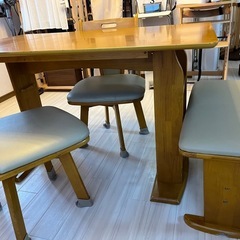 ダイニングテーブルの画像