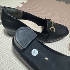 黒のパンプスの画像