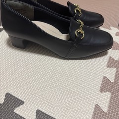 黒のパンプスの画像