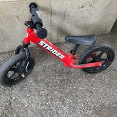 ストライダー赤