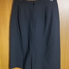 スーツの黒スカートの画像