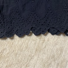 ノンブランド レース柄の黒パンツ 裾もレース調の画像