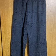 ノンブランド レース柄の黒パンツ 裾もレース調の画像
