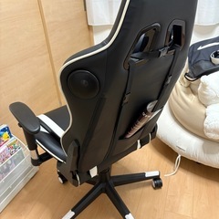 ゲーミングチェアBluetoothスピーカー付きの画像