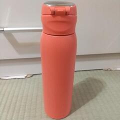 赤い水筒の画像