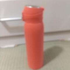 赤い水筒の画像