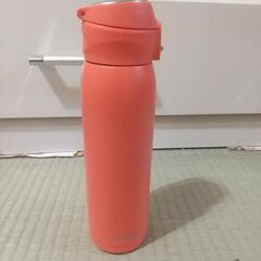 赤い水筒の画像