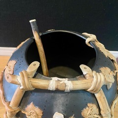 陶器の壺(欠けあり )の画像