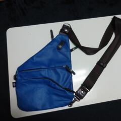 ボディバッグ　ブルー