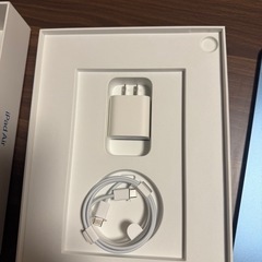 iPad Air 美品と未使用充電器の画像