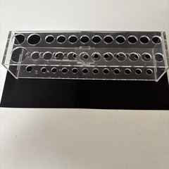 ガラス製のビーカー6個とフラスコ2個、アクリル製の試験管立てのセットの画像