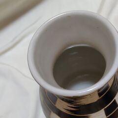 【終了・有難うございました!!】中古 昭和レトロ 懐かしいデザイン こげ茶X白 花瓶 フラワーベース♪ 早い者勝ちです✨✨の画像