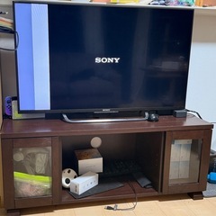 壊れたテレビとテレビ台の画像