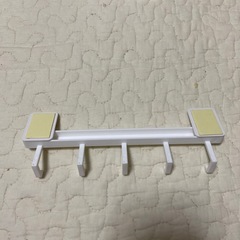 貼り付けるタイプのフックの画像