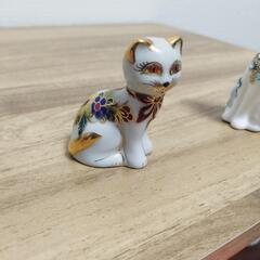 陶器　ラインストーンの猫　リボンに花柄の猫置物の画像