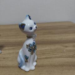 陶器　ラインストーンの猫　リボンに花柄の猫置物の画像