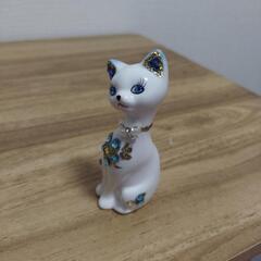 陶器　ラインストーンの猫　リボンに花柄の猫置物の画像