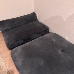 シングルベッドサイズの倒れるソファー！の画像