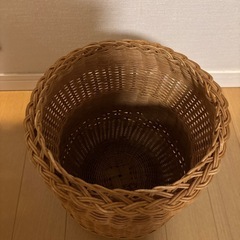 【無料】木製　籐編みのくずかごの画像