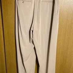 ユニクロ ベージュ タックワイドパンツの画像