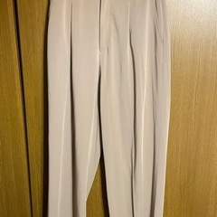 ユニクロ ベージュ タックワイドパンツの画像