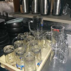 大量のお皿、クラス、ビールジョッキ、座布団、大型水槽の画像