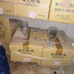 大量のお皿、クラス、ビールジョッキ、座布団、大型水槽の画像
