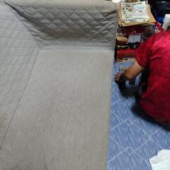 使用感たっぷり。2人掛けソファ。サイズはわかりませんの画像