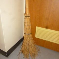毛先のみじかい竹ほうきです♪の画像