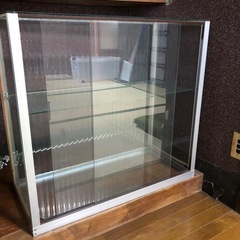 ガラスの飾り棚の画像