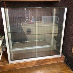ガラスの飾り棚