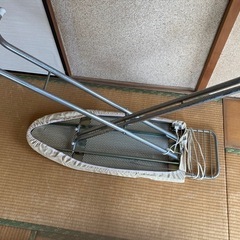 ★立って掛けられるアイロン台の画像