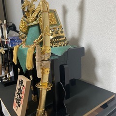 日本の武士の鎧と兜の飾りの画像