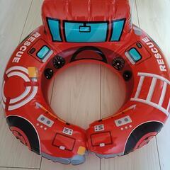 消防車　浮き輪　子供の画像