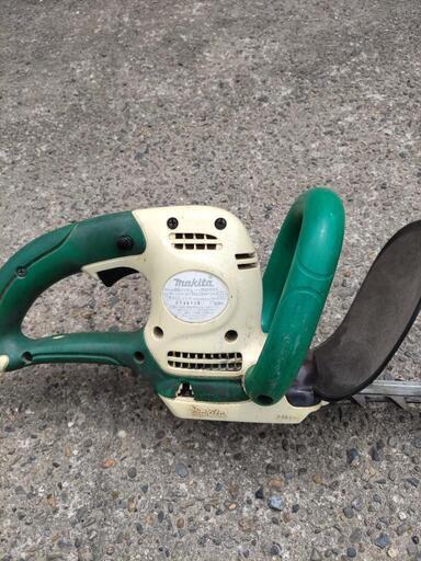 通電OK makita/マキタ 電動 生垣バリカン MUH353G/R 刈込み幅350mm ヘッジトリマ上下刃駆動式 剪定庭木 刈払機 つなぎコード10ｍ付き Z1064 マキタ makita 350mm生垣バリカン MUH353G⁄Rの中古 中古B使用感あり