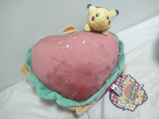 新品未使用品 あポケモンダイナー ピカチュウ ぬいぐるみ　クッション Amazon.co.jp: ポケモンセンターオリジナル ぬいぐるみ PIKACHU