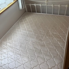 西洋風パイプベッド　セミダブルマットレス付きの画像