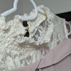 ガーリーなピンクブラウス（Mサイズ）レース×パールボタン／オフショル風トップスの画像